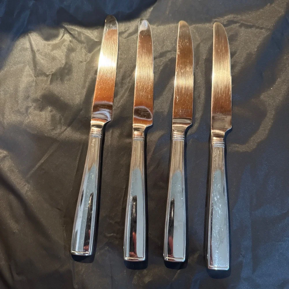 Reed & Barton Stainless Steel Dinner Knives Set of 4 18/10 Handle Serrated Blade